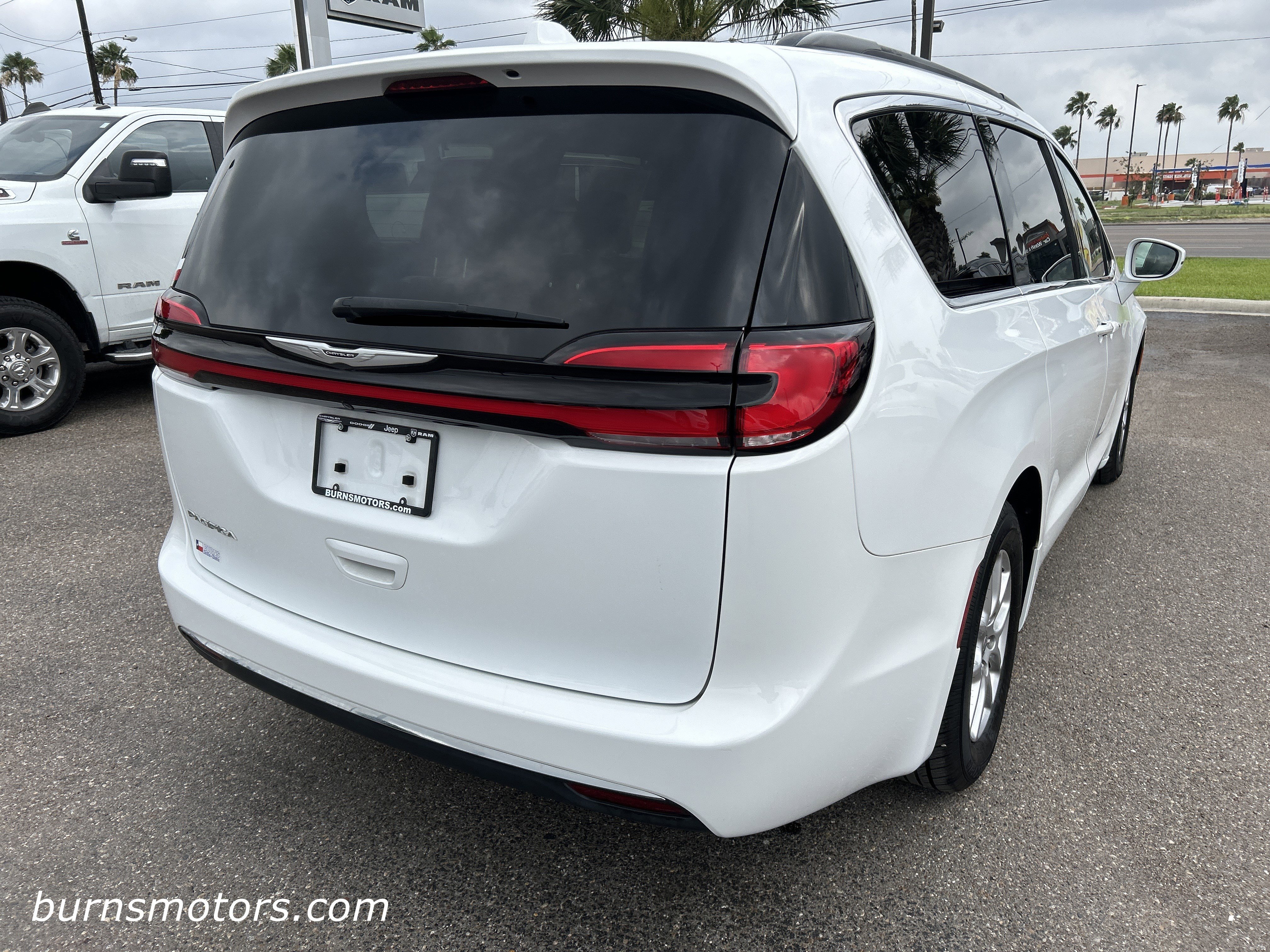 Used 2022 Bright White Chrysler Touring L image 7
