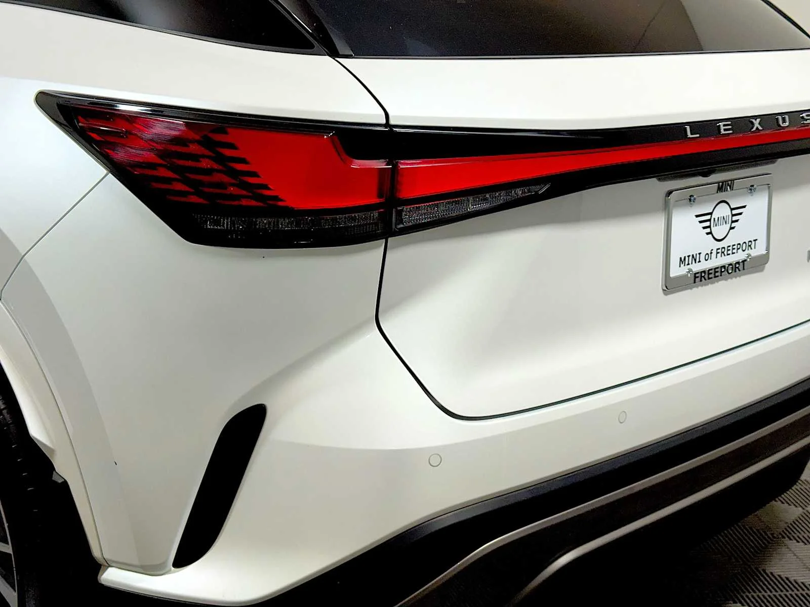 Used 2024 Eminent White Pearl Lexus Premium image 26