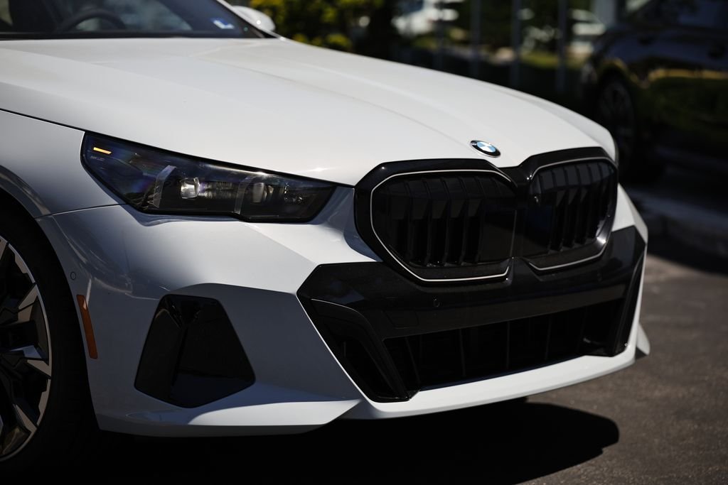 New 2027 Brooklyn Grey Metallic BMW 530i xDrive image 2