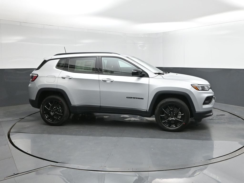 New 2026 Silver Zynith Metallic Clearcoat Jeep Latitude image 15