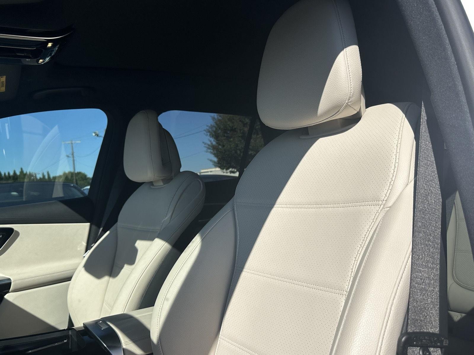 Used 2023 Polar White Mercedes-Benz GLC 300 image 11
