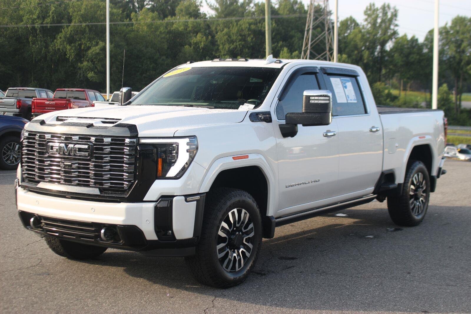 Used 2025 White Frost Tricoat GMC Denali Ultimate image 3