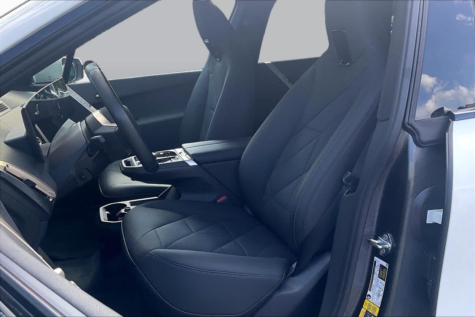 Used 2024 Alpine White BMW xDrive50 image 7