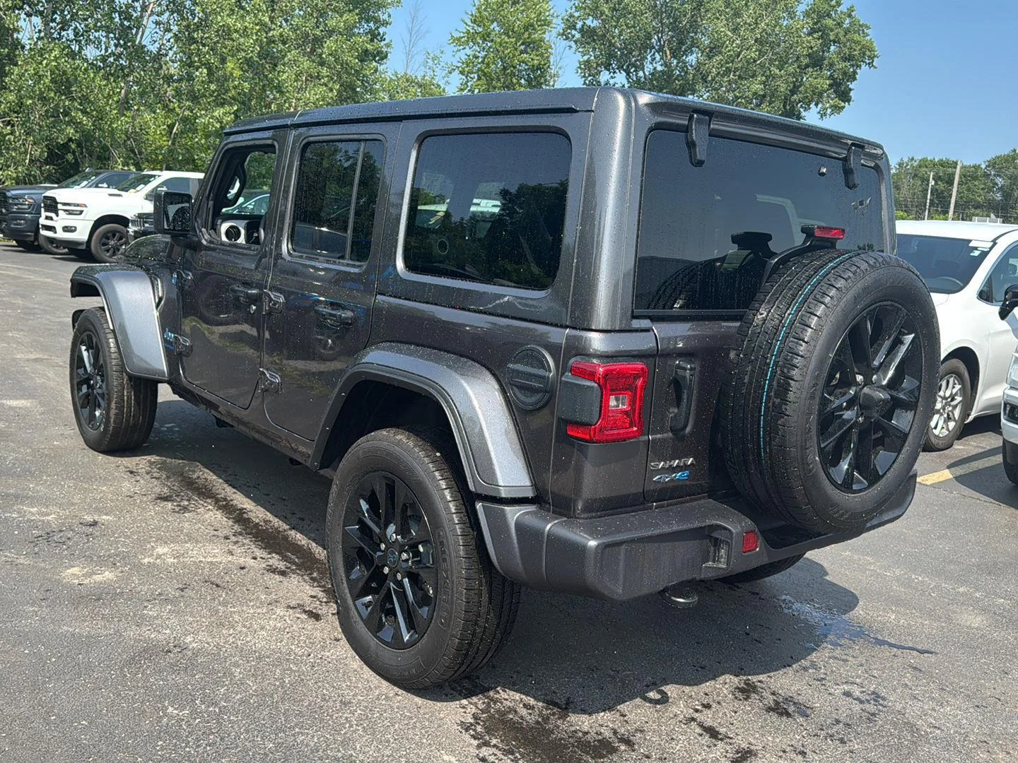 Used 2025 Granite Crystal Metallic Clearcoat Jeep Sahara image 11