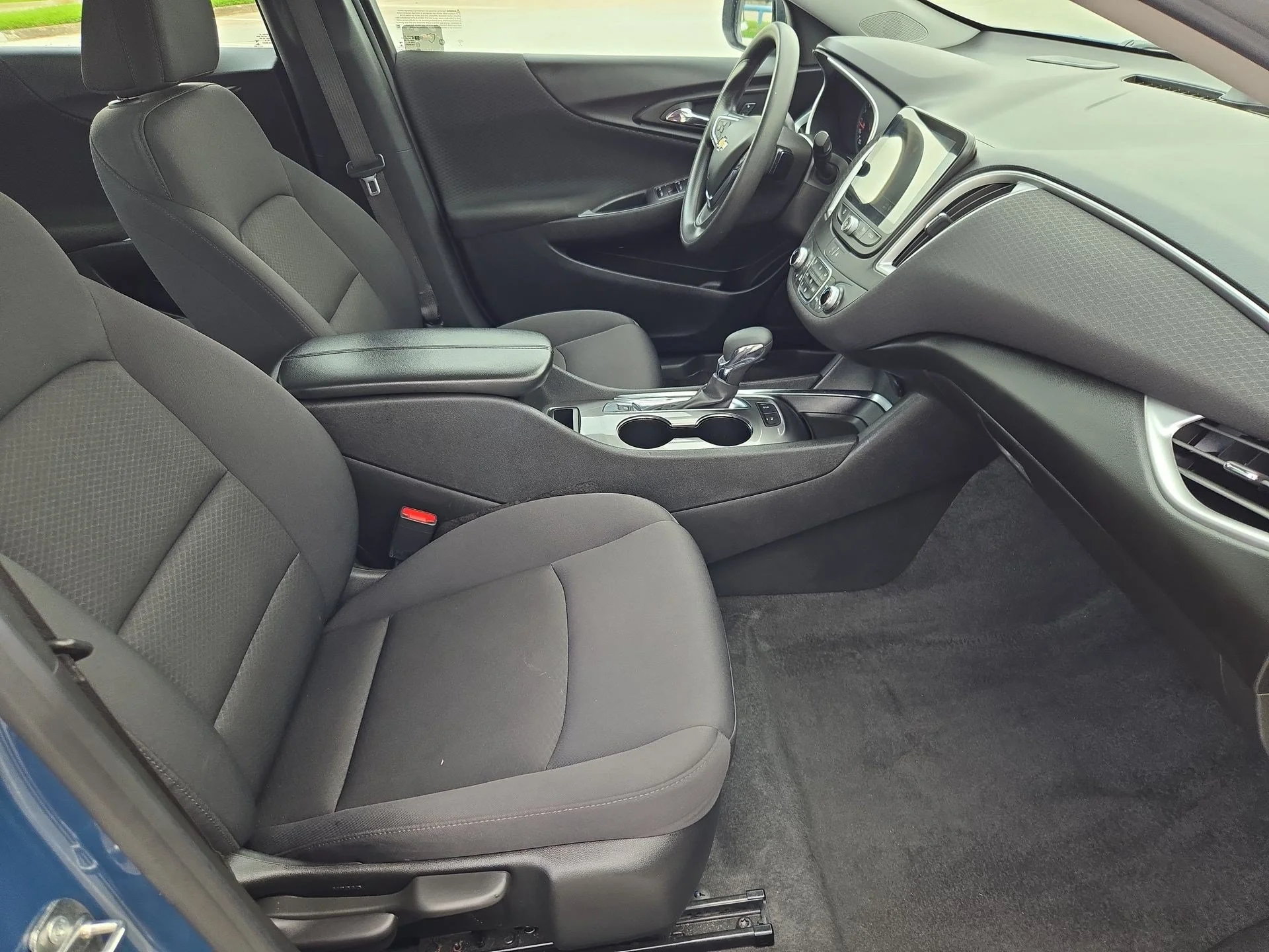 Used 2024 Lakeshore Blue Metallic Chevrolet LT image 30