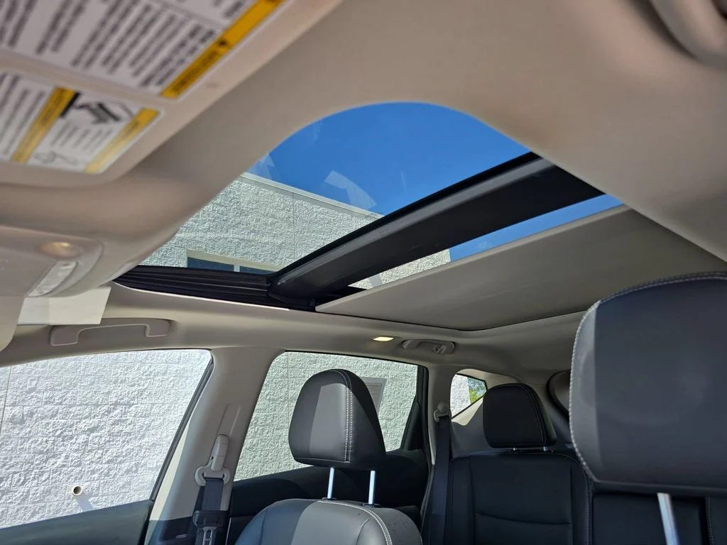 Used 2024  Nissan SV image 19