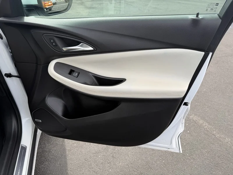 Used 2024 White Frost Tricoat Buick Avenir image 20