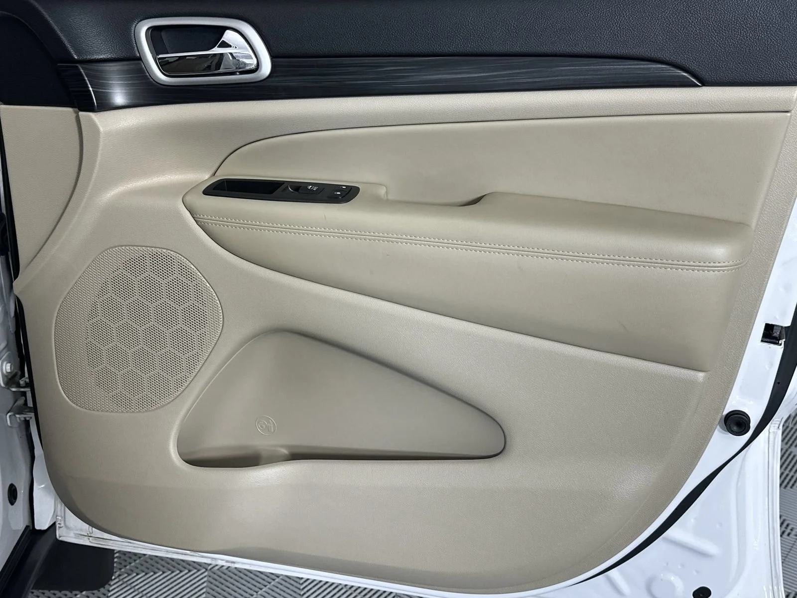 Used 2021 White Jeep Laredo E image 31
