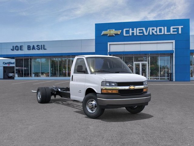 2025 Chevrolet Express Cutaway 3500 1WT