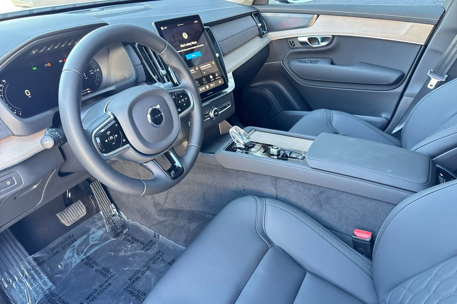 New 2026 Crystal White Volvo T8 Plus 7-Seater image 13