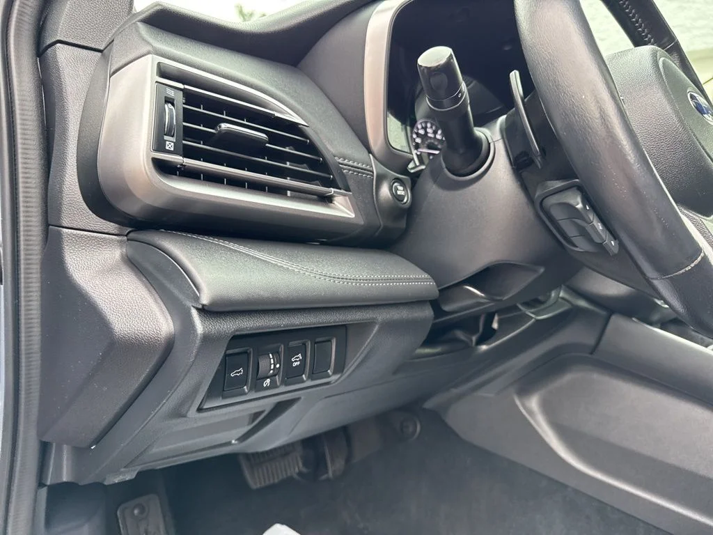 Used 2021 Ice Silver Metallic Subaru Limited image 19