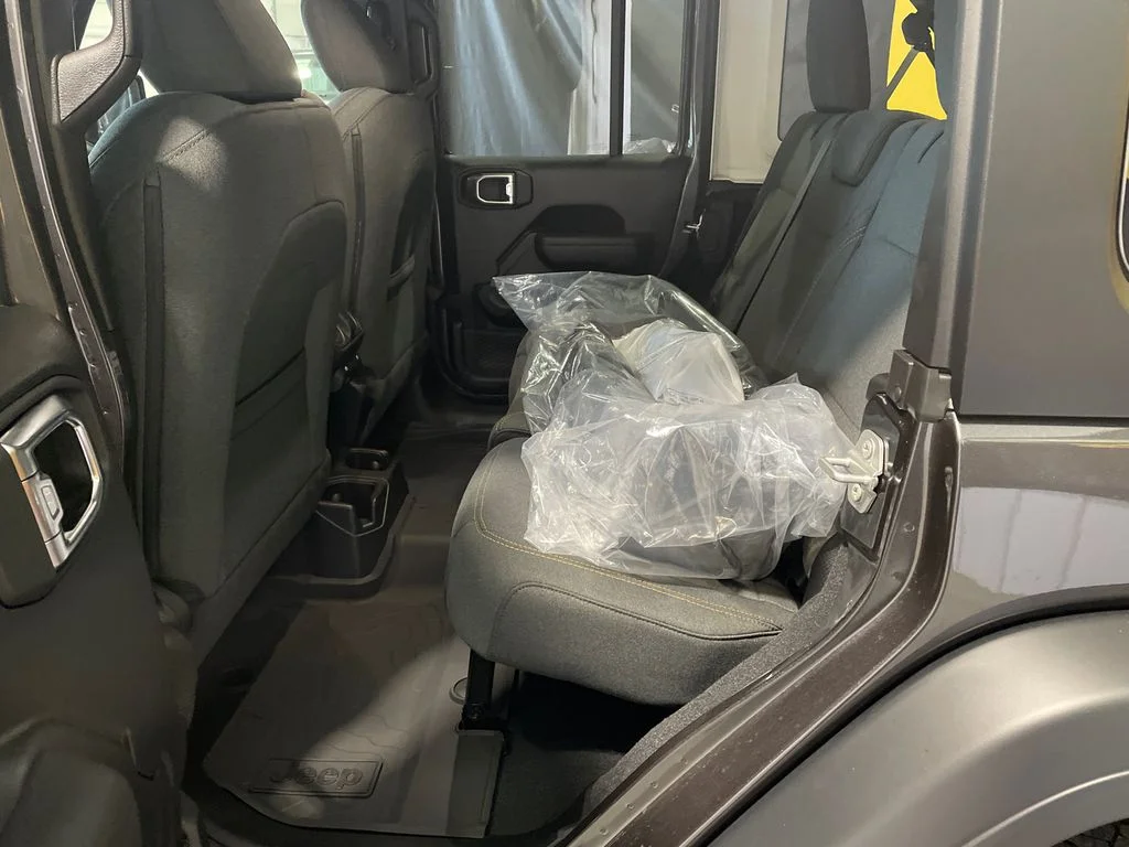 New 2026 Granite Crystal Metallic Clearcoat Jeep Sport S image 27
