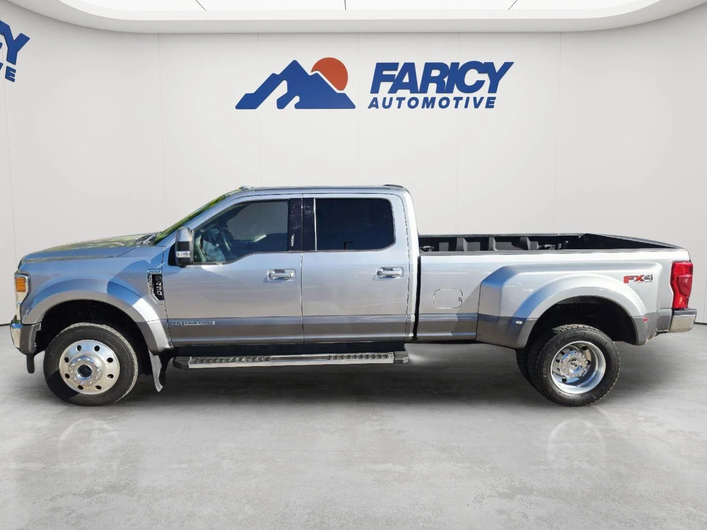Used 2022 Iconic Silver/Carbonized Gray Ford Lariat image 4