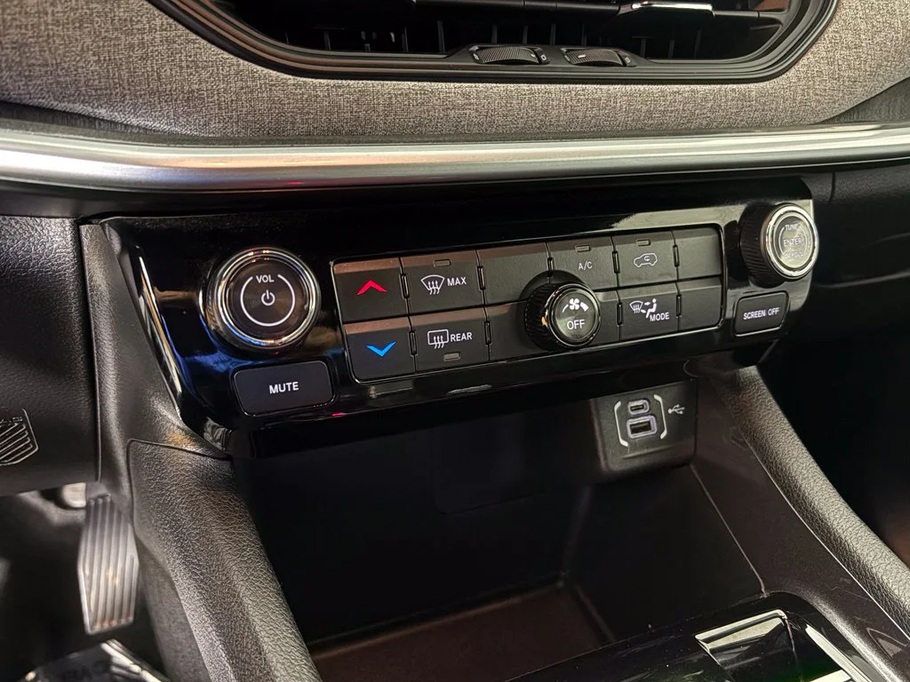 Used 2024 White Jeep Latitude image 25