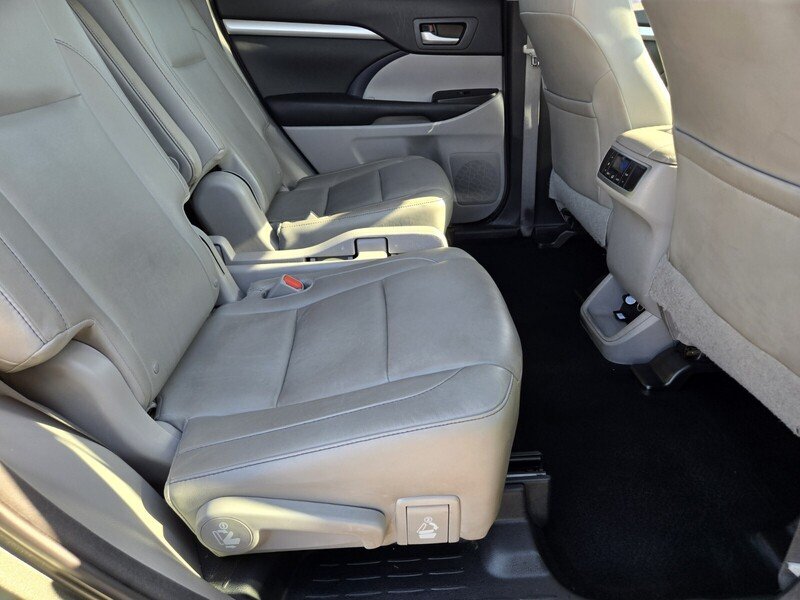 Used 2015 Green Toyota XLE V6 image 15