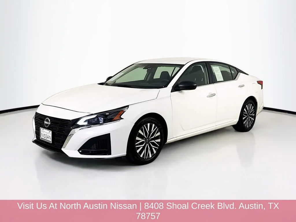 Used 2025 White Nissan 2.5 SV image 3
