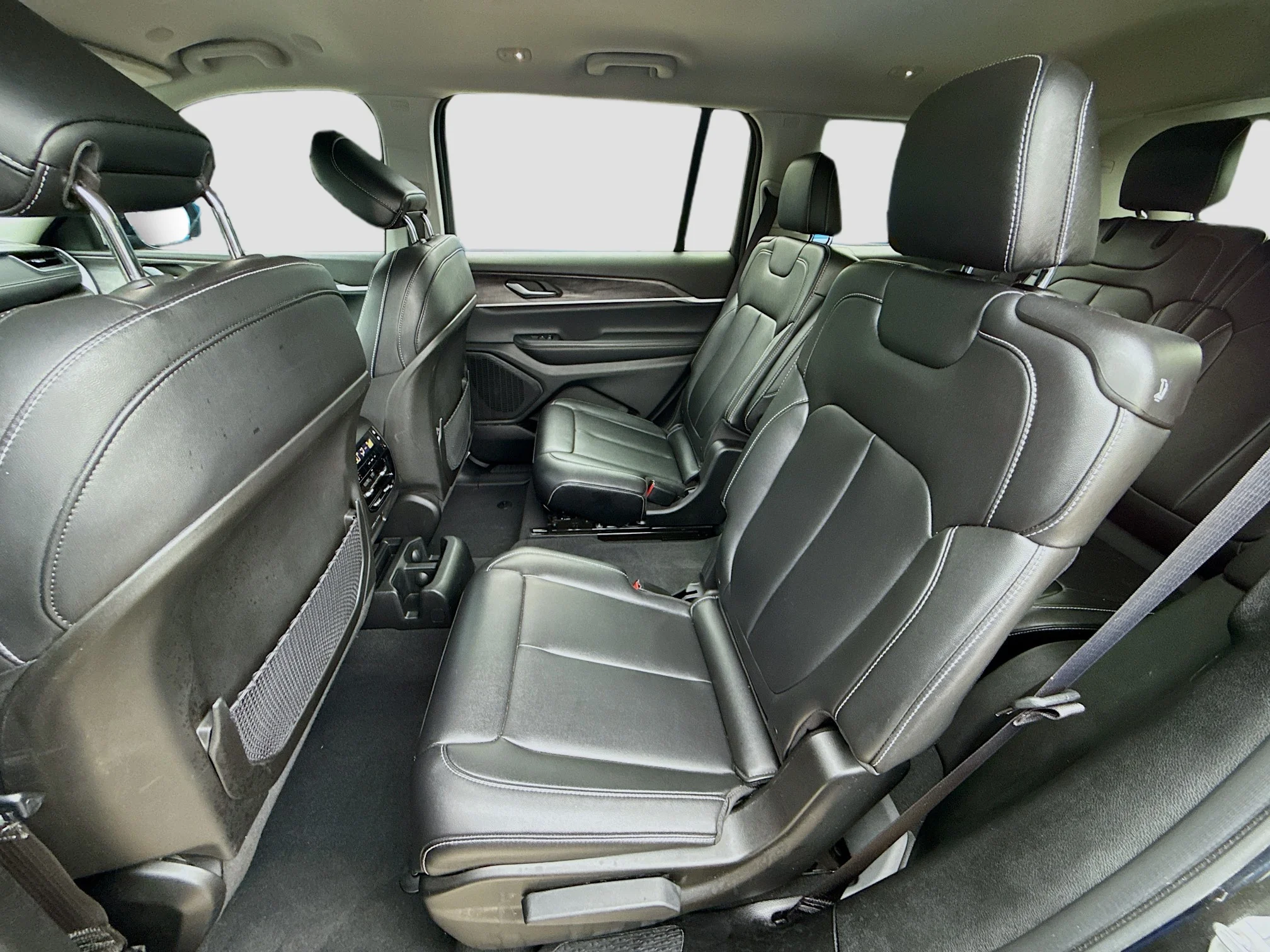 Used 2023 Rocky Mountain Pearlcoat Jeep Limited image 26