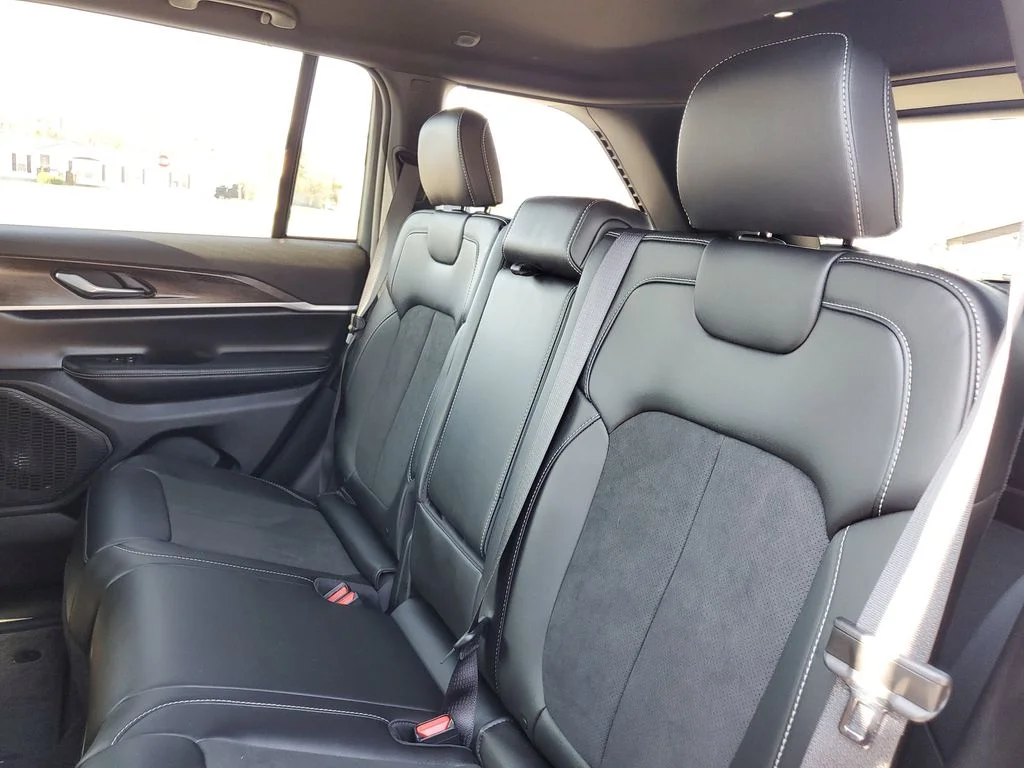 New 2026 Velvet Red Pearl-Coat Exterior Paint Jeep Laredo Altitude image 33