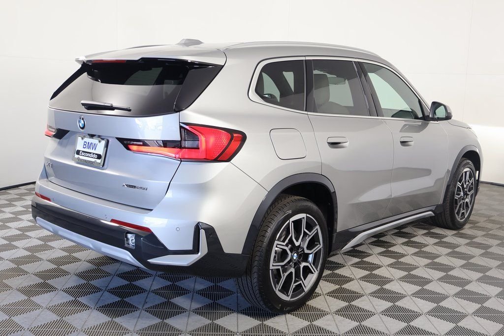 New 2026 Space Silver Metallic BMW xDrive28i image 2