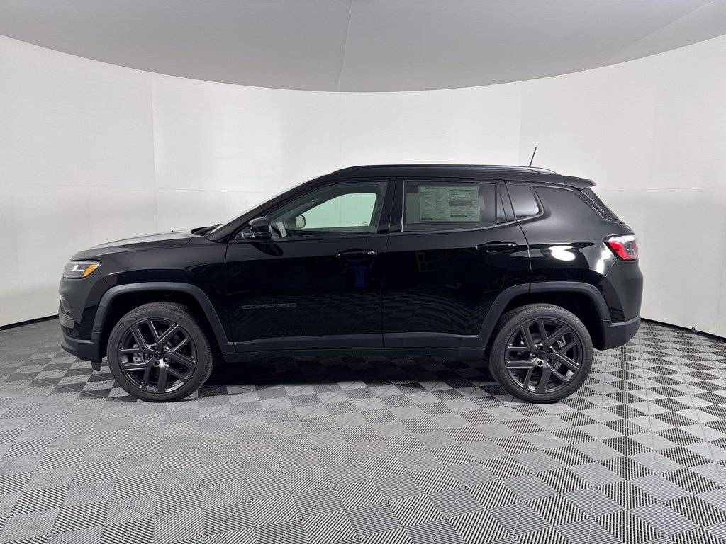 New 2026 Diamond Black Crystal Pearl-Coat Exterior Paint Jeep Limited Altitude image 14