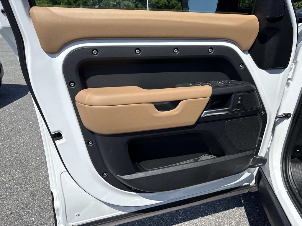 New 2026 Fuji White Land Rover S image 19