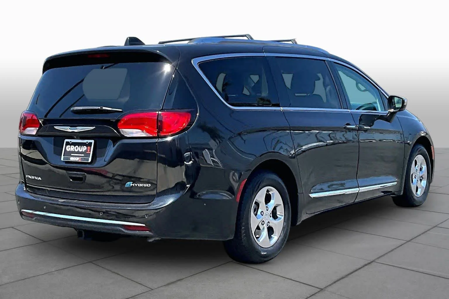 Used 2018 Brilliant Black Crystal Pearlcoat Chrysler Hybrid Limited image 12
