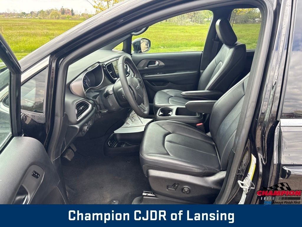 Used 2025 Black Chrysler Select image 14