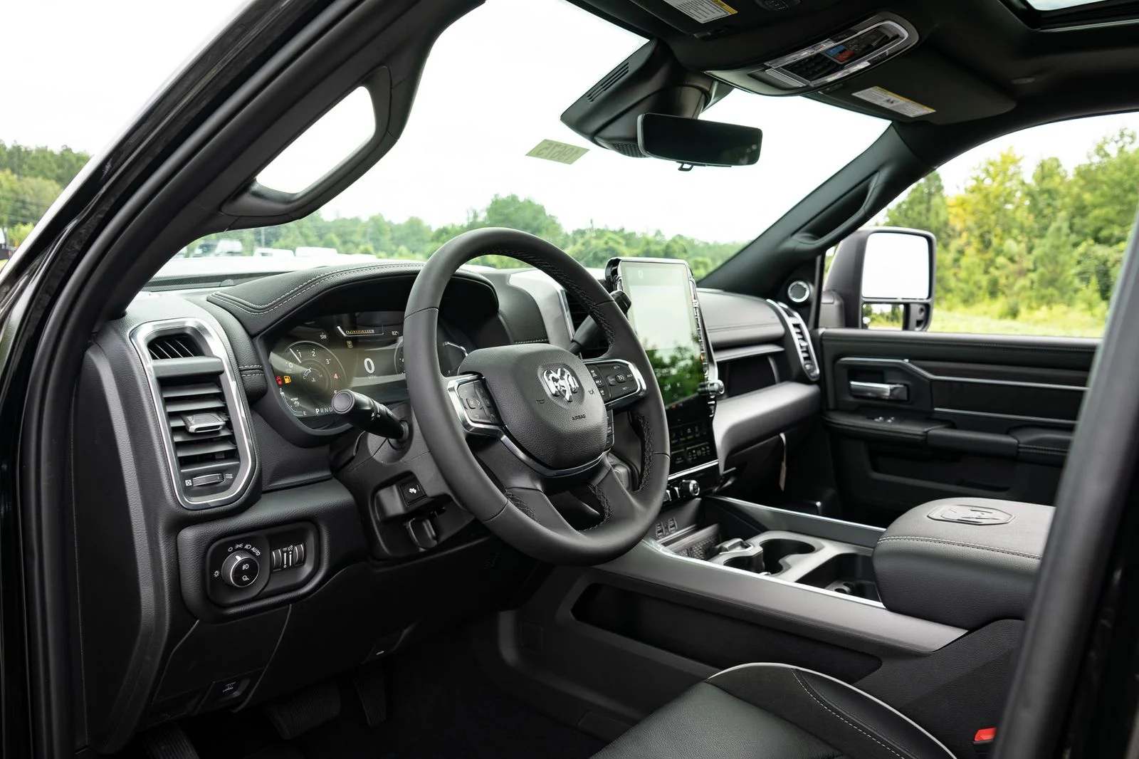 New 2026 Diamond Black Crystal Pearl-Coat Exterior Paint RAM Laramie image 25