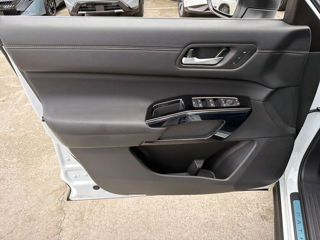 New 2026 Everest White Pearl TriCoat Nissan Platinum image 17