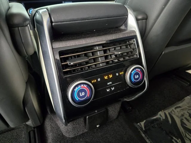 Used 2023 White Land Rover SE image 13