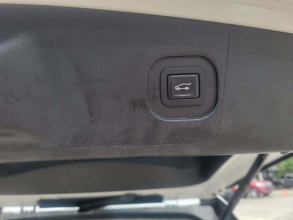 Used 2017 White GMC Denali image 27