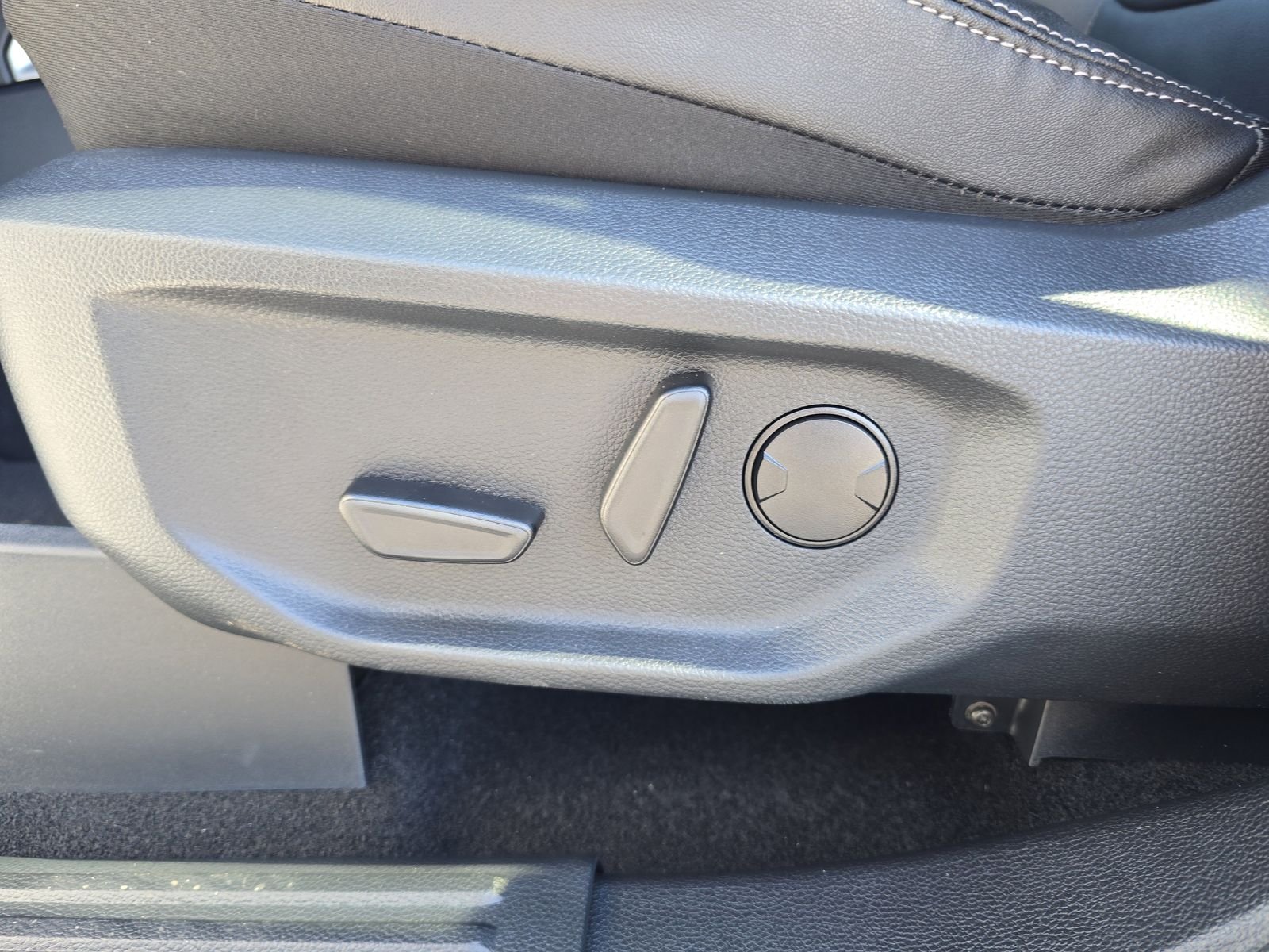New 2025 Oxford White Ford Lariat image 15