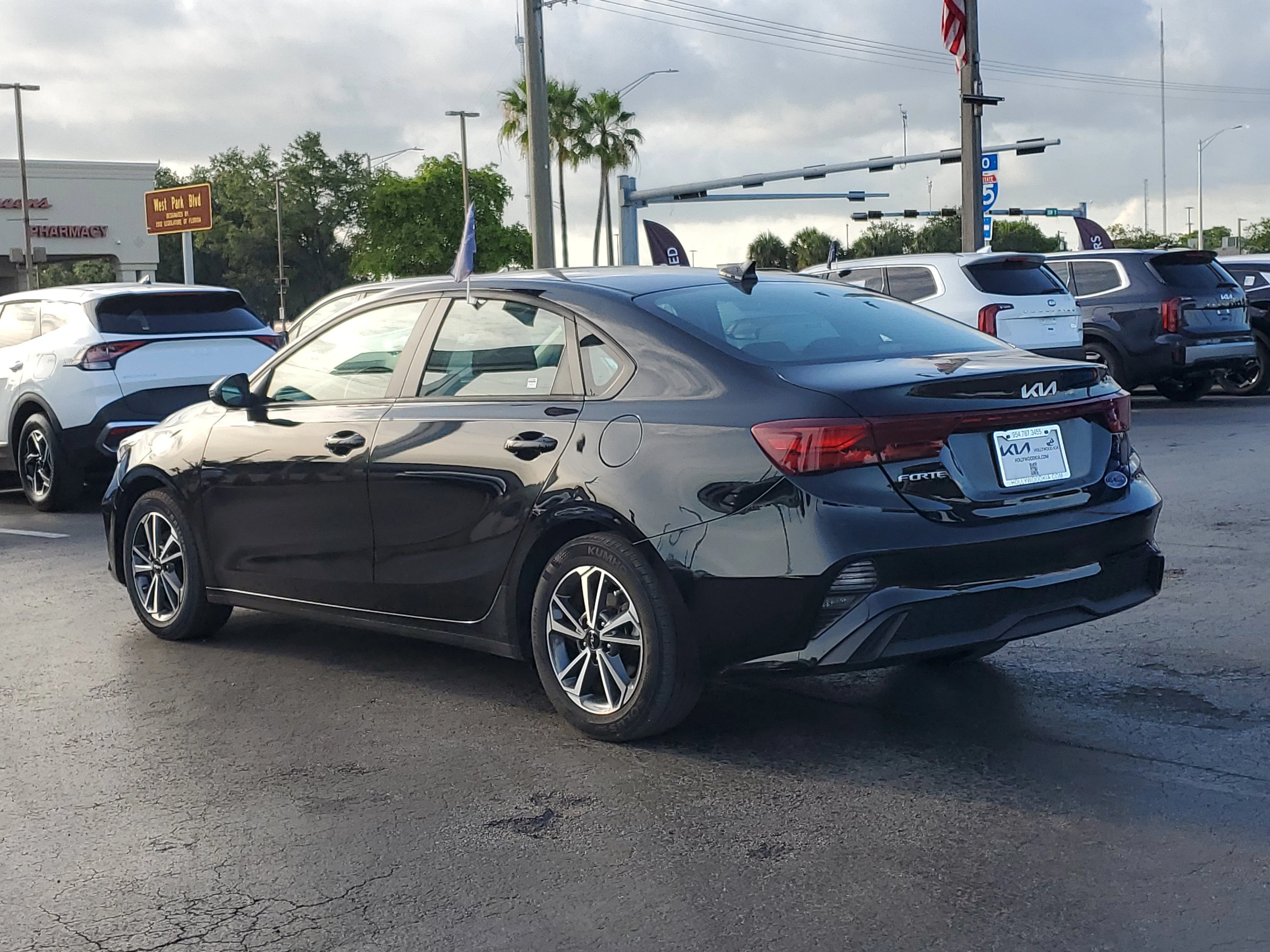 New 2022 Aurora Black Kia LXS image 4