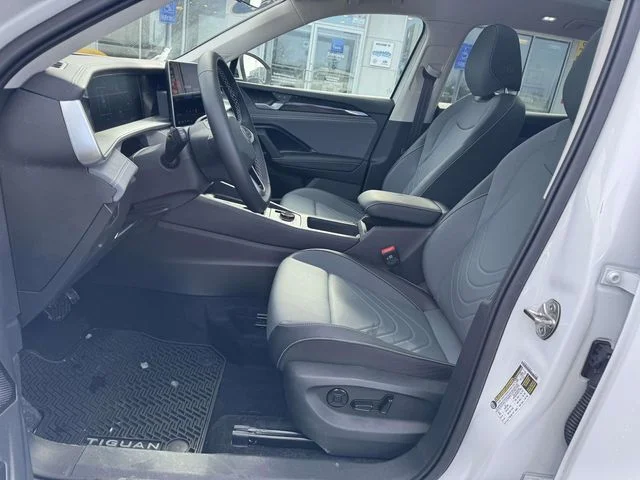 2025 Volkswagen Tiguan SE - Photo 9