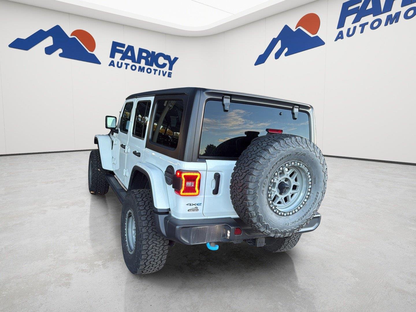 Used 2023 Bright White Clearcoat Jeep Rubicon image 11