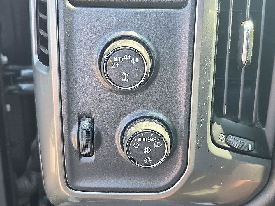 Used 2018 Graphite Metallic Chevrolet LT image 18