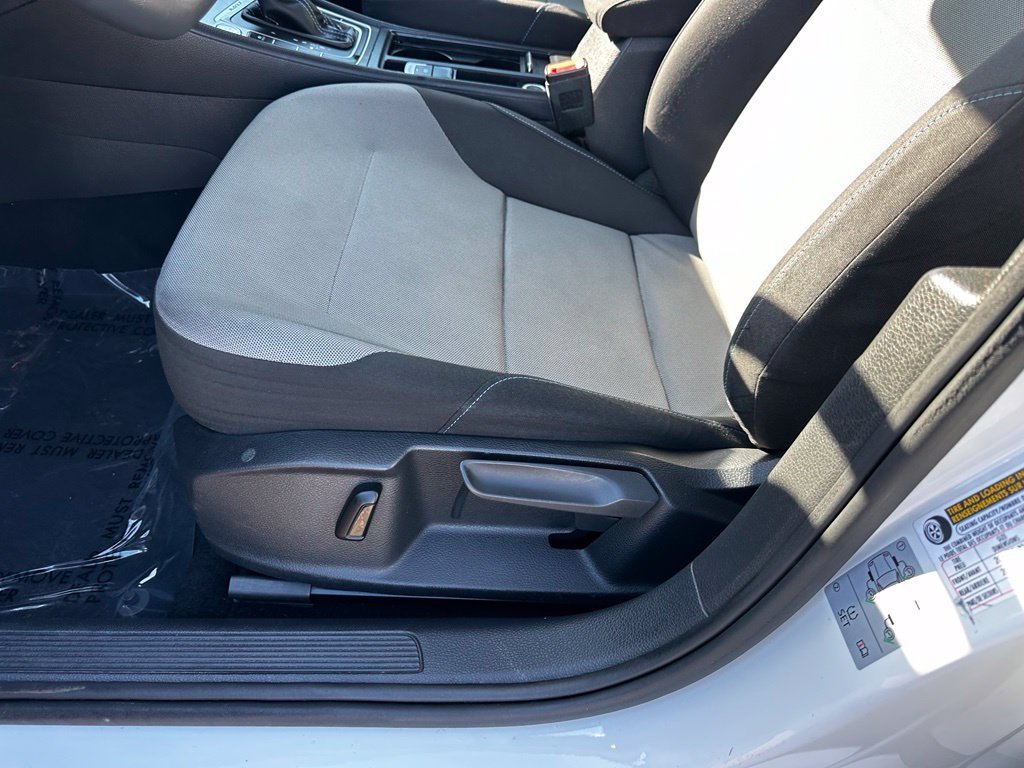 Used 2016 White Volkswagen SE image 24