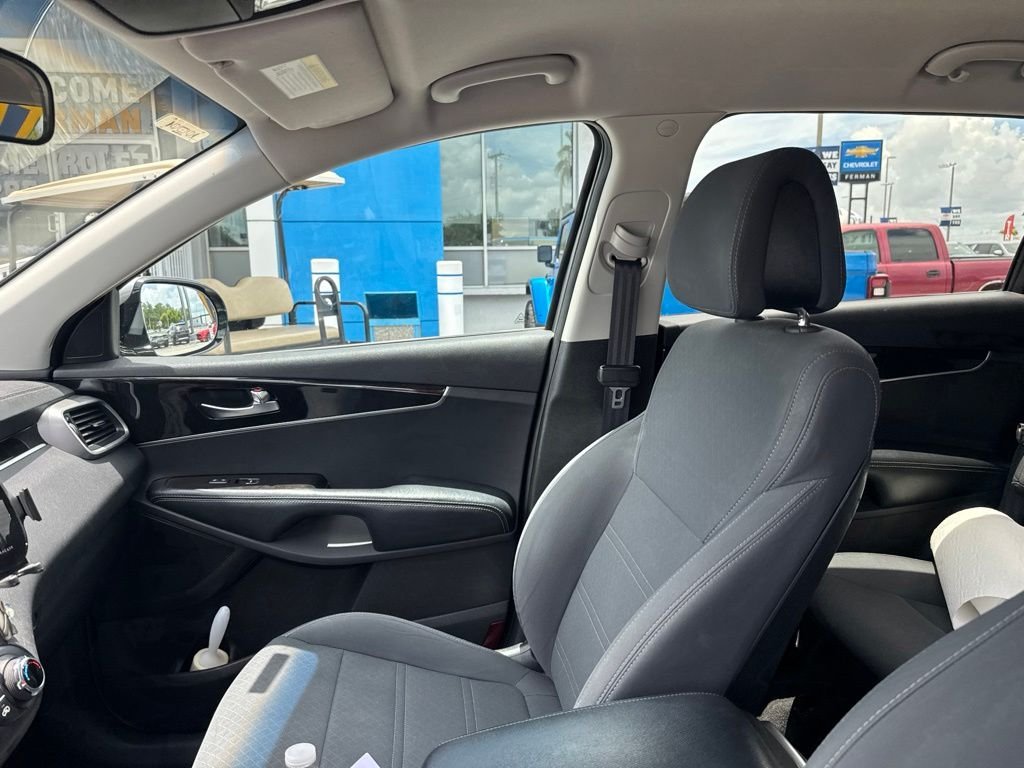 Used 2017 Silver Kia LX image 17