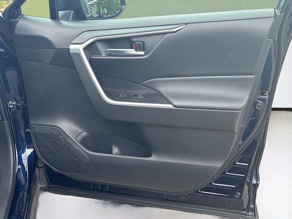 Used 2025  Toyota XLE image 22