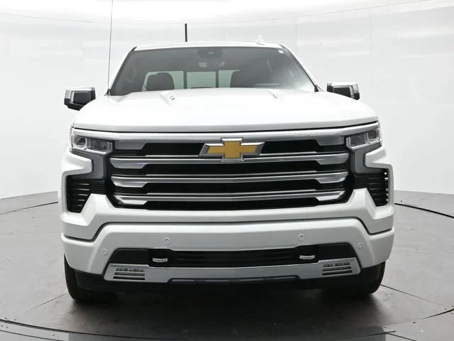 Used 2025 Iridescent Pearl Tricoat Chevrolet High Country image 2