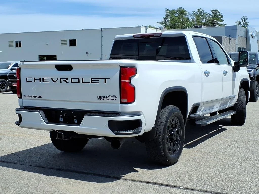 Used 2025 Beige Chevrolet High Country image 3