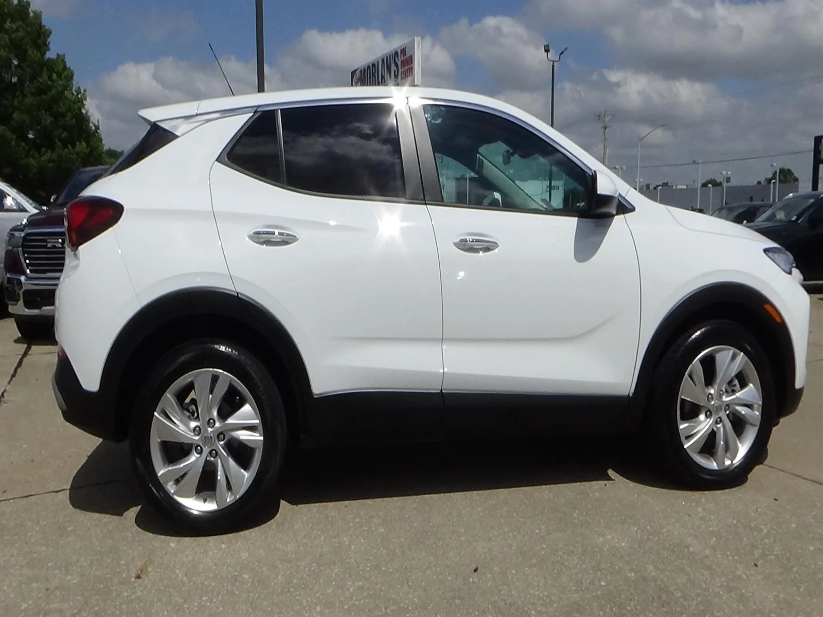 Used 2025 Summit White (gaz) Buick Preferred image 5