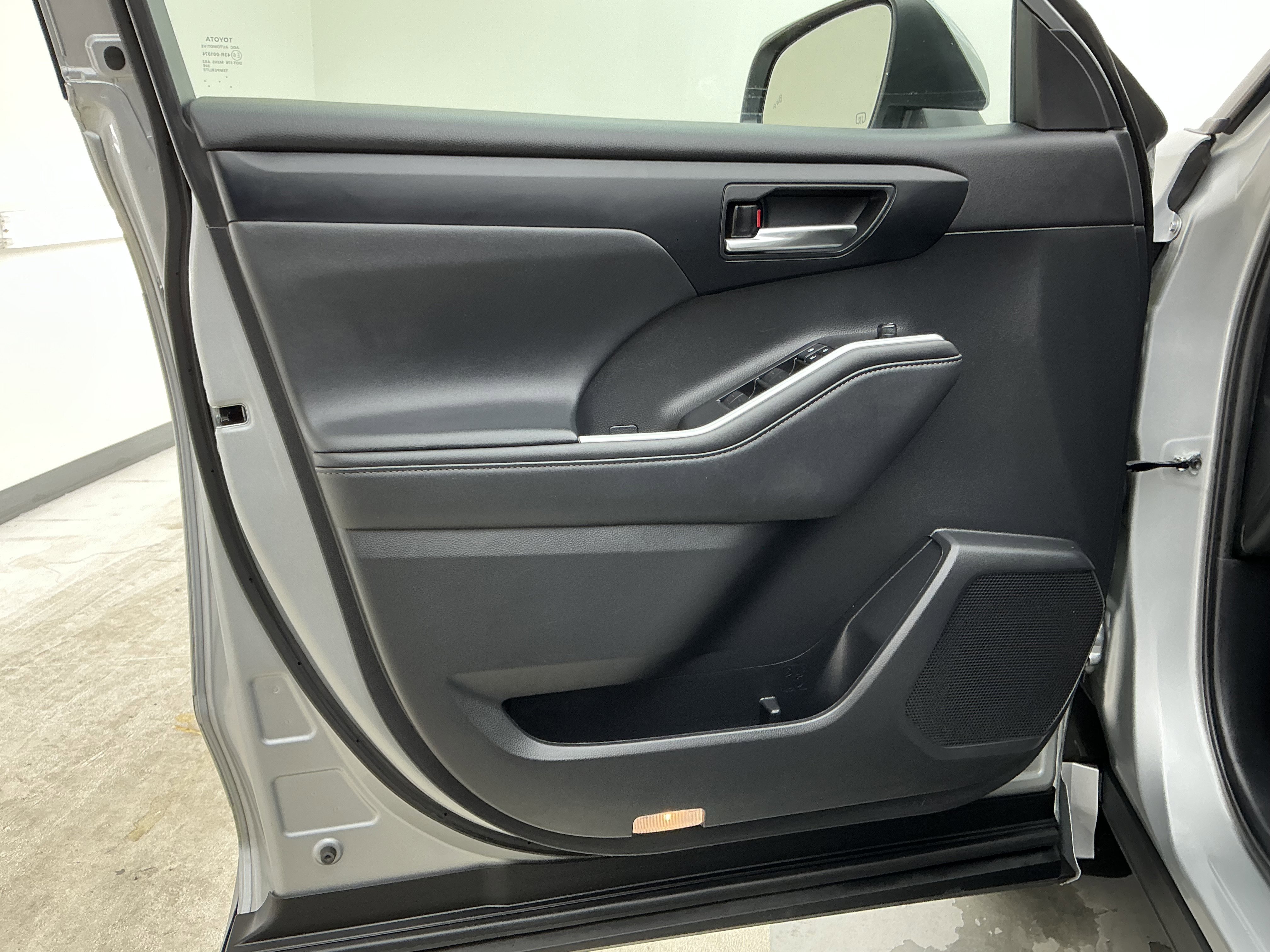 2022 Toyota Highlander XLE - Photo 16