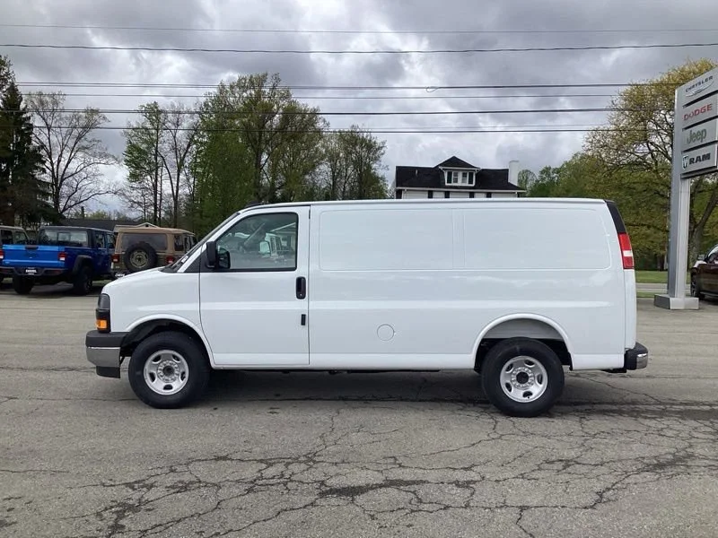 New 2026 Summit White Chevrolet WT image 4