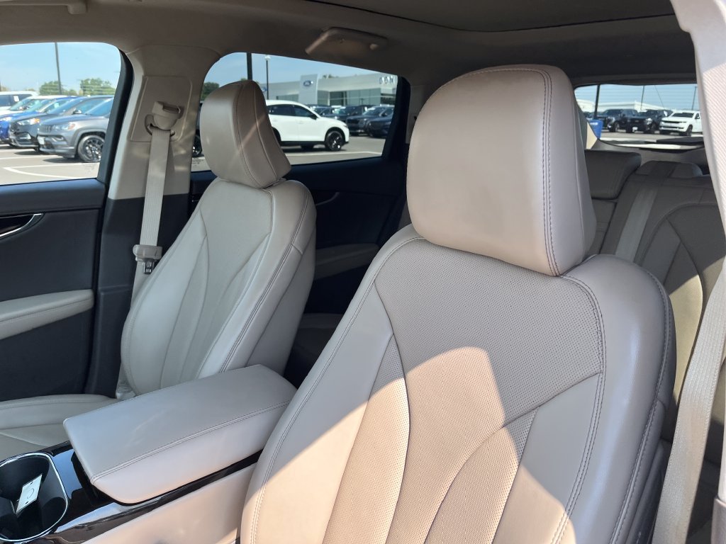Used 2023 White Lincoln Reserve image 12