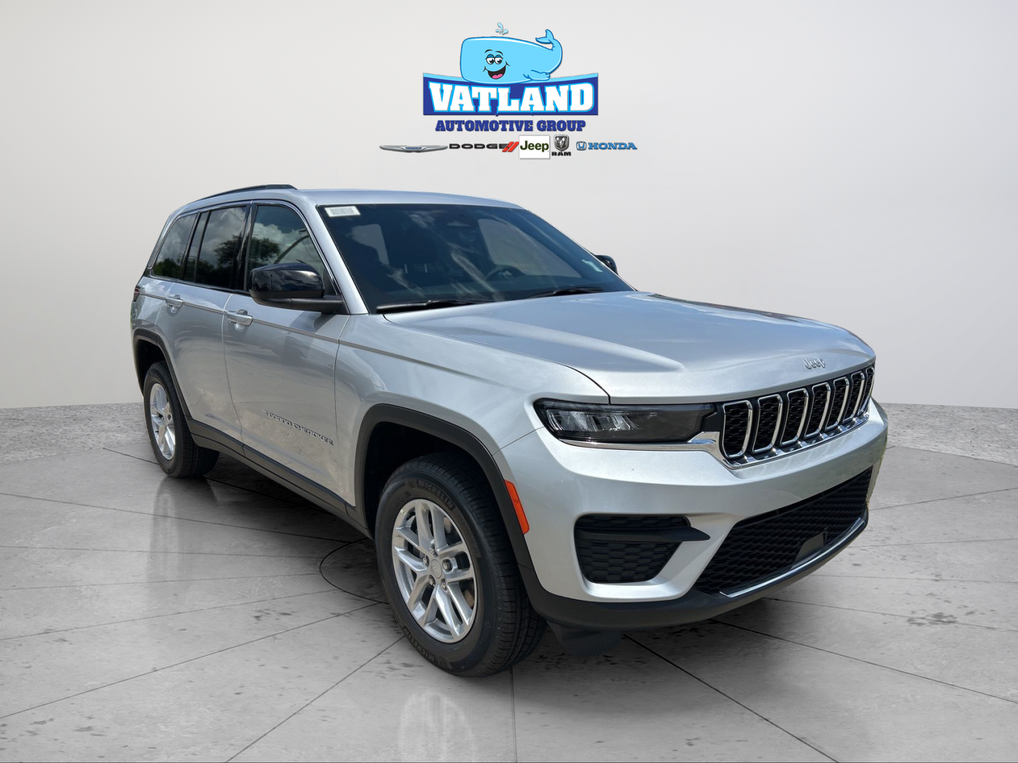 New 2026 Silver Zynith Exterior Paint Jeep Laredo image 9