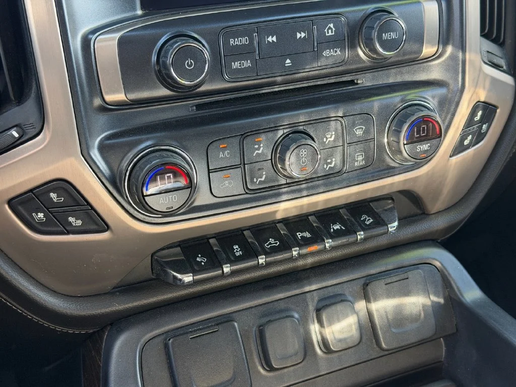 Used 2018 White GMC Denali image 21