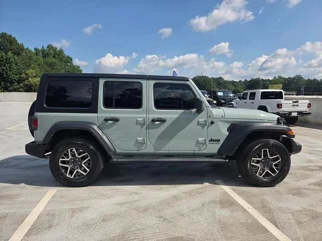 Used 2023  Jeep Sport image 10