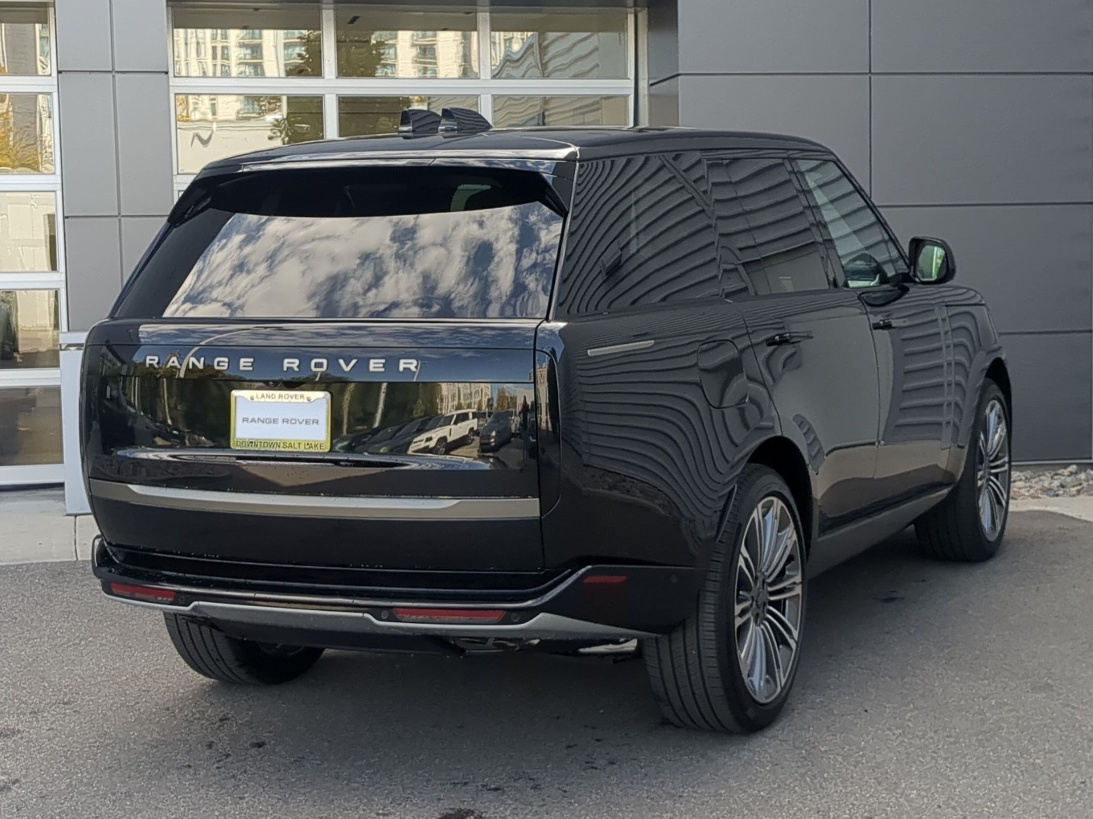 New 2027 Santorini Black Land Rover P530 SE image 5