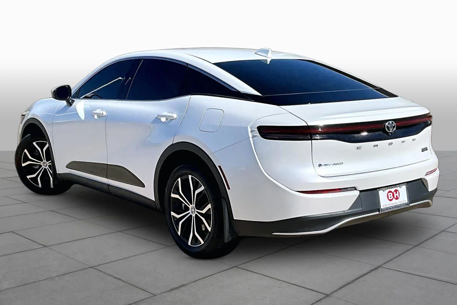Used 2024 Oxygen White Toyota XLE image 11